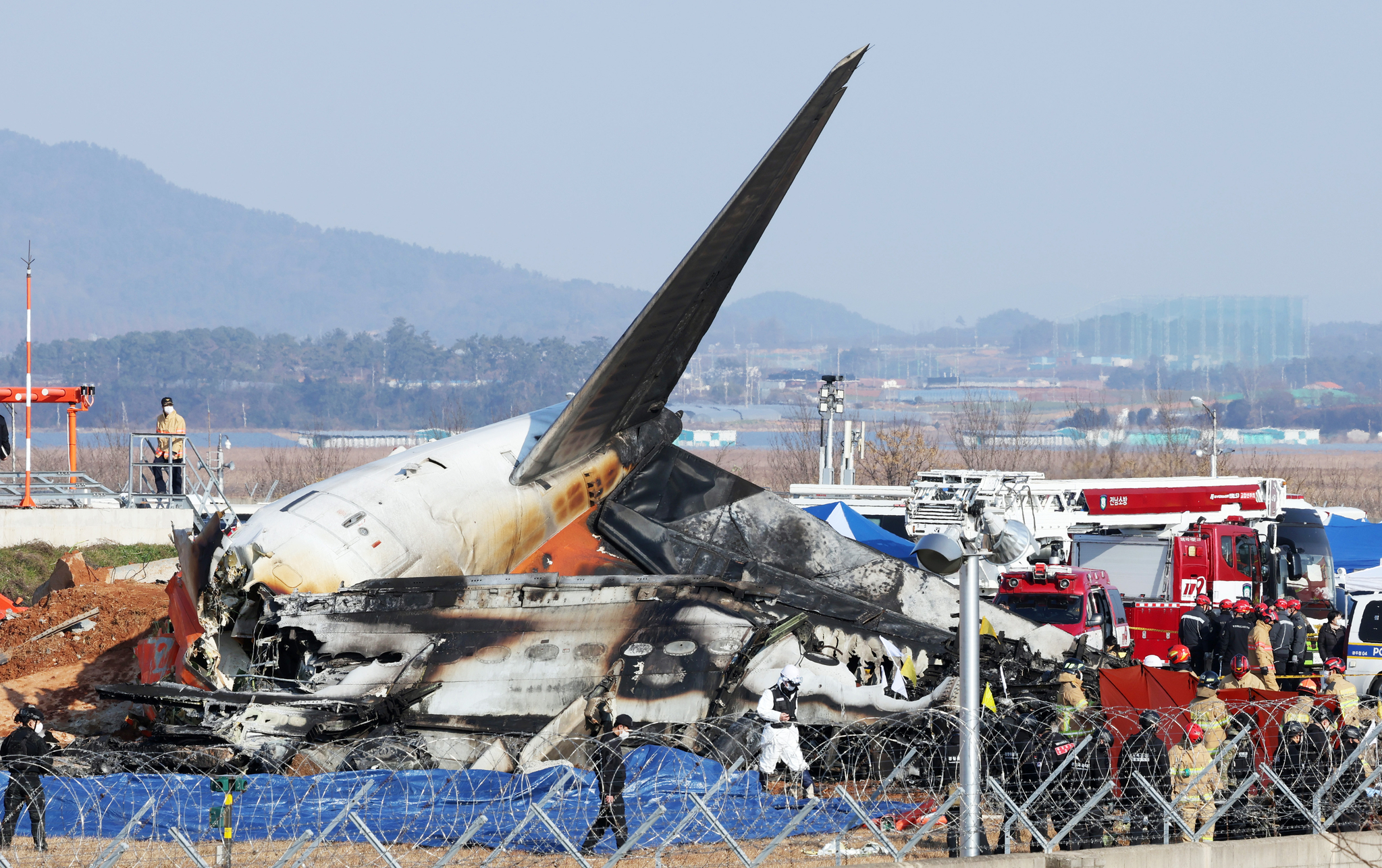 29일 오전 전남 무안국제공항 활주로에 여객기가 추락해 사고 수습이 이뤄지고 있다. 강정현 기자