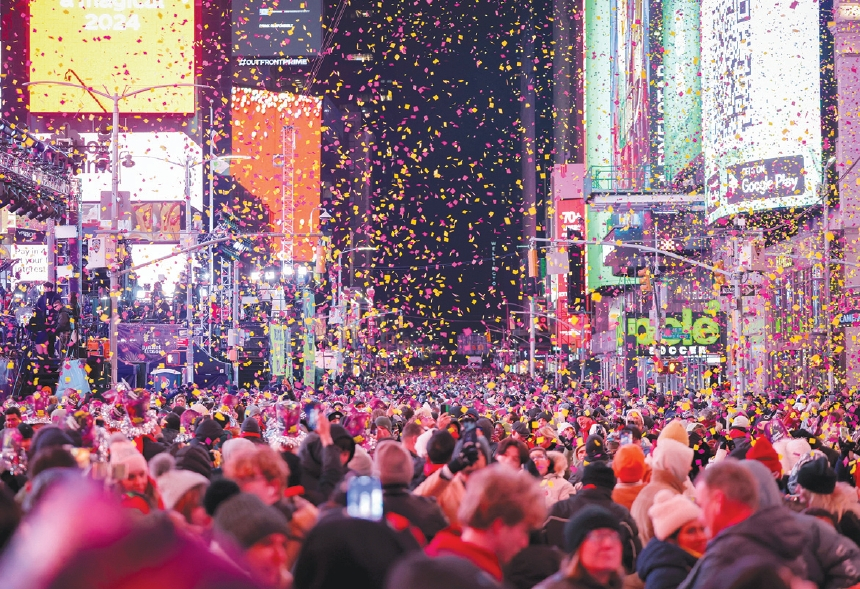 세계 최대 새해 전야 파티인 타임스스퀘어 '볼 드롭(Ball Drop)'행사가 지난달 31일과 올 1월 1일에 걸쳐 화려하게 진행된 가운데, 행사 중 1.5톤의 색종이들이 수많은 인파 위로 흩날리며 2024년의 출발을 알리고 있다.  [로이터]