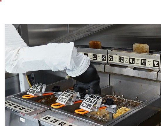 캘리익스프레스 햄버거 가게에서 AI 로봇이 감자튀김을 튀기고 있다. [미소로보틱스 인스타그램 캡처]