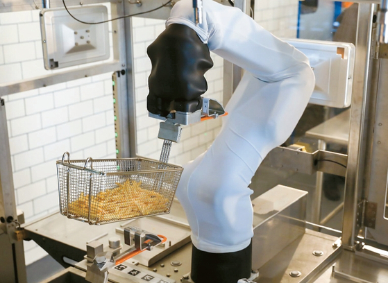 로봇팔이 감자튀김을 튀기고 있다. 로봇팔은 미소로보틱스 제품이다.  [미소로보틱스 홈페이지] 