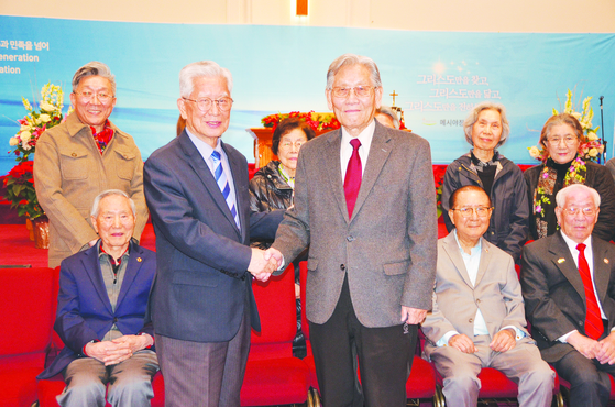 오쾌한 신임회장이 박상철 전회장에게 축하 인사를 받고 있다. 