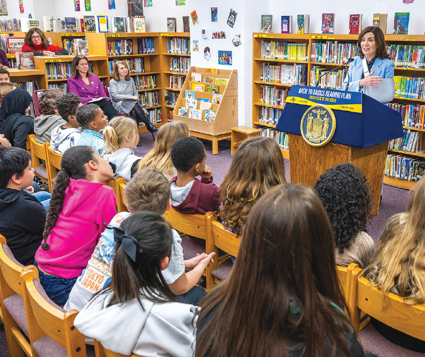 캐시 호컬 뉴욕주지사(연단)가 3일 올바니 워터블리트 초등학교에서 학생들의 읽기능력을 향상시킬 수 있는 계획 ‘백 투 베이직’(back-to-basics)을 발표하고 있다. [사진 뉴욕주지사실]