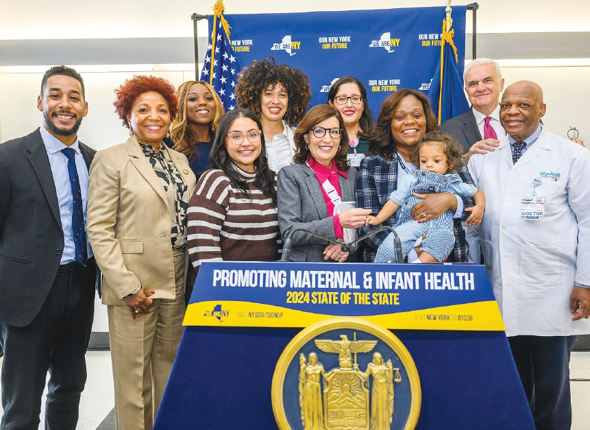 캐시 호컬 뉴욕주지사(앞줄 가운데)가 4일 브루클린 윅오프하이츠 메디컬센터에서 여성과 영아 사망률을 낮추기 위한 종합계획을 공개했다.  [사진 뉴욕주지사실]