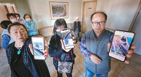 스완시 파크 시니어 아파트에 거주하는 피해자들이 셀폰에 저장된 절도 피해 발생 당시의 사진을 본지 기자에게 보여주고 있다. 김상진 기자