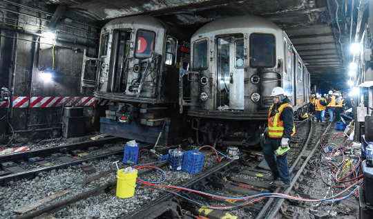 지난 4일 맨해튼 미드타운에서 발생한 열차 추돌사고 현장. 이 사고로 24명이 다치고 3일간 지하철 운행이 부분 중단됐다. [사진 메트로폴리탄교통공사]