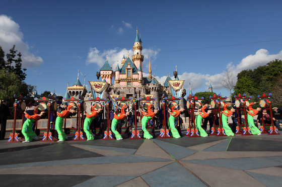 이정임무용단이 해마다 디즈니랜드에서 개최되는 설날맞이 행사에서 한국 전통춤 삼고무를 선보이고 있다. [이정임무용단 제공]
