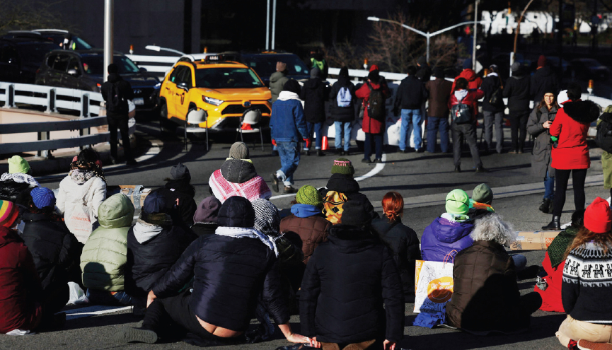 8일 오전 팔레스타인 지지 시위대가 맨해튼과 뉴저지를 연결하는 홀랜드 터널 입구와 브루클린브리지.윌리엄스버그브리지.맨해튼브리지의 진입을 봉쇄한 채 시위를 이어갔다. 뉴욕시경(NYPD)은 현장에서 약 120명을 체포했다고 밝혔다. [로이터]