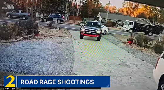 자신의 차량 앞에 픽업 트럭이 끼어들자 뒤따르던 흰색 승용차에서 한 남성이 내려 총격을 가하고 있다. WSB-TV 화면 캡쳐