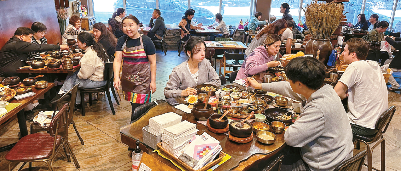 LA 한인타운에 위치한 한정식 전문식당 보릿고개의 음식에 매료된 인플루언서들이 뒷광고 없이 음식 사진을 자신의 소셜 네트워크(SNS)에 올리면서 지난 13일에도 식당 테이블이 가득 차고 대기 줄이 늘어서는 등 고객들이 몰렸다. 김상진 기자