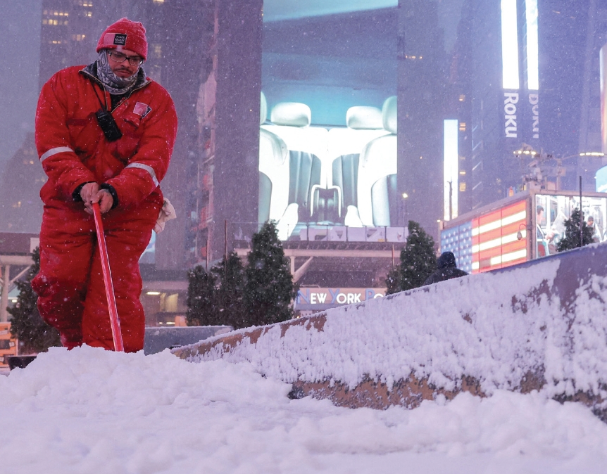 16일 뉴욕시에 약 2년 만에 눈이 쌓였다. 타임스스퀘어 인근 도로에 쌓인 눈을 치우고 있는 모습.  [로이터]