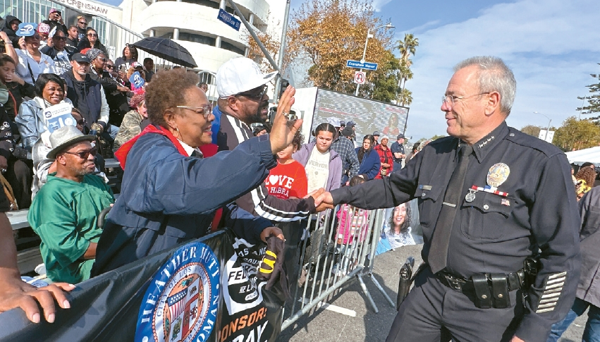 LA경찰국 마이클 무어 국장(오른쪽)이 지난 15일 마틴루터 킹 데이 퍼레이드에 참석해 주민들과 인사를 나누고 있다.  김상진 기자