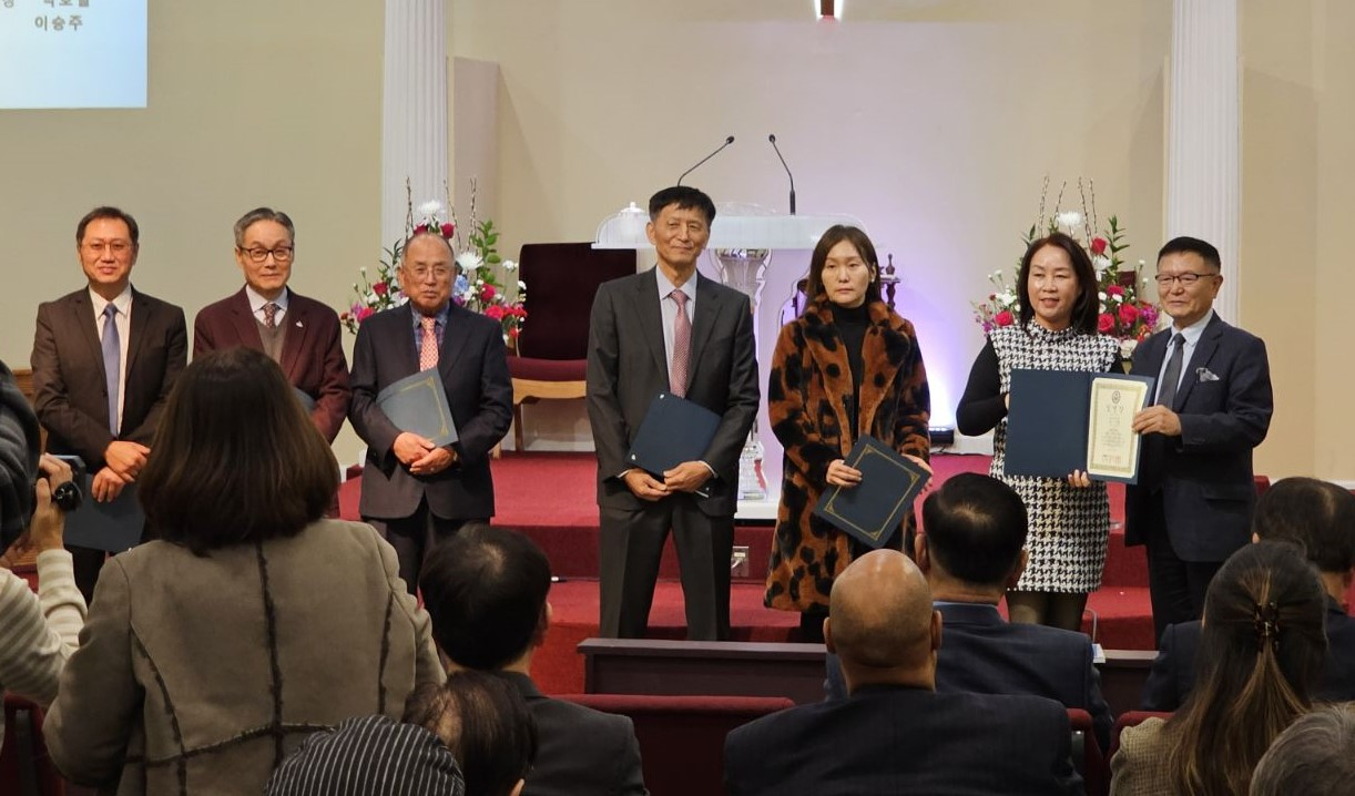 돌봄위원회 임원들이 이홍기 한인회장(맨 오른쪽)으로부터 위임장을 받았다. 가운데가 초대 위원장을 맡은 류재원 목사.