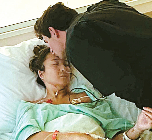 병원에 입원한 한인 배우 애슐리 박이 남자친구의 간호를 받는 사진을 자신의 인스타그램에 공개했다. [애슐리 박 인스타그램]