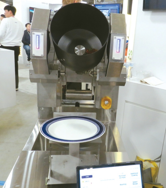 크레오사의 셀프쿠킹 로봇은 24시간 운영이 가능하다. 가운데 검은 팟에서 조리한다.