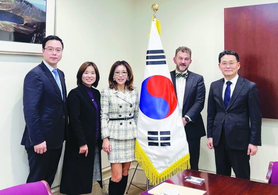  (왼쪽부터) 류태호 부회장, 김정애 이사, 최태은 회장, 챕 피터슨 이사장, 조기중 총영사