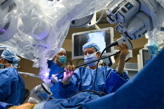  전문의와 의료진이 로봇수술을 하는 장면. [사진 해켄색대학병원]