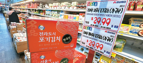한국산 김치 수입이 늘면서 LA 한인마켓에서 한국산 김치 세일 프로모션을 진행하고 있다.  김상진 기자 