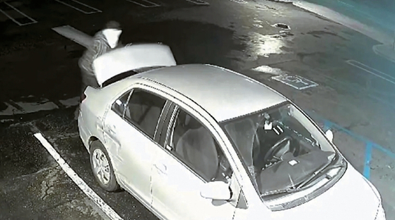 절도범이 차량에서 후원금을 훔치는 장면이 담겨있는 CCTV영상.  [몬터레이 파크 경찰국 제공]