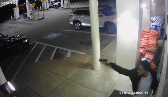 셸 주유소 주차장에서 총을 쏘고 있는 남성. [GCPD 제공].