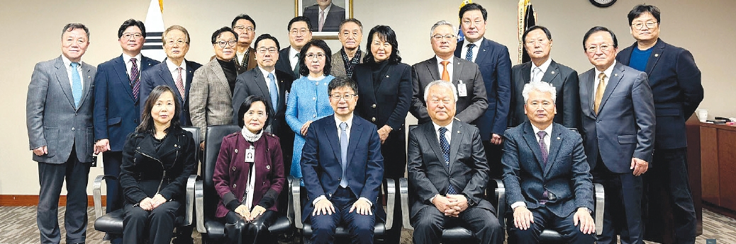 민주평화통일자문회의 뉴욕협의회(회장 박호성·앞줄 왼쪽 네 번째)는 지난 24일 맨해튼 뉴욕총영사관에서 의장(대통령) 표창 전수식 및 보궐위원 12명에 대한 위촉식을 거행했다. 의장표창은 음갑선, 이필례, 송미숙, 설광현 위원이 받았으며 뉴욕협의회도 해외 45개 지역협의회 중 우수단체로 선정돼 대통령 표창을 받았다.  [뉴욕평통]