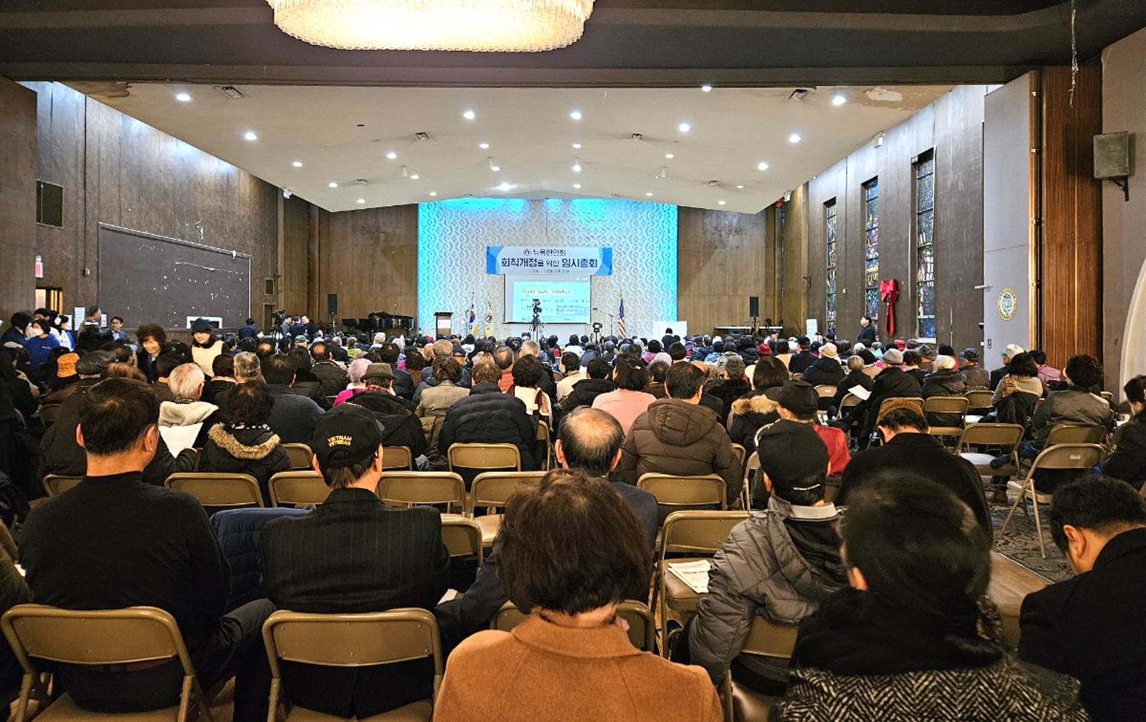 뉴욕한인회는 28일 500여 명의 한인동포들이 참석한 가운데 임시총회를 열고 미래 발전적인 내용으로 회칙을 개정했다.