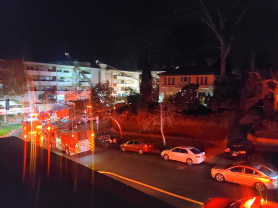  29일 밤 LA 한인타운 버질 애비뉴 한 아파트에 화재가 발생, 화재진압을 위해 소방차와 소방대원들이 현장에 도착했다.