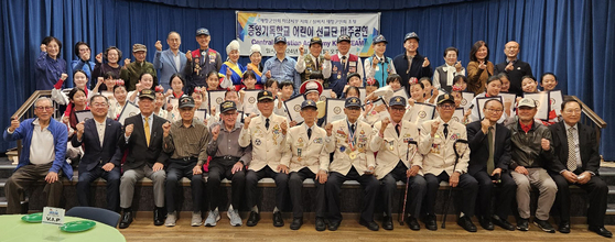 한국 중앙기독학교 어린이선교단이 공연 직후, 주요 참석자들과 함께 자리했다. [미 남서부 재향군인회 제공] 