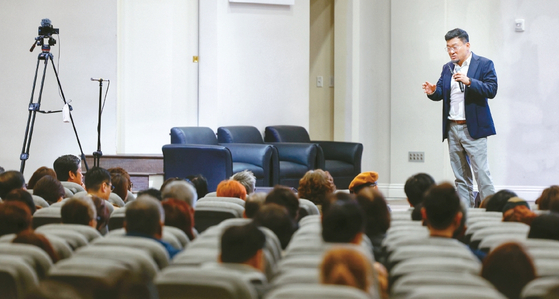 허태균 교수(고려대 사회심리학부)가 지난 3일 남가주 새누리 교회에서 열린 '한국인의 갈등 해소를 위한 힐링 세미나'에서 강연하고 있다.  [유스타파운데이션 제공]