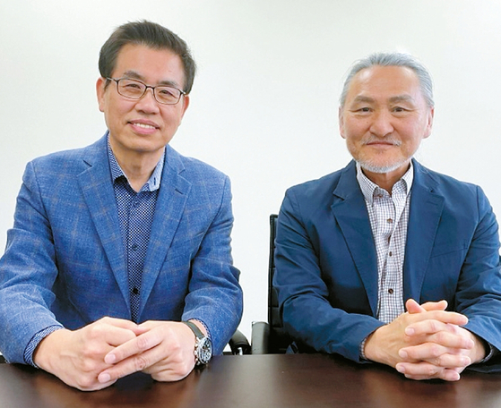 미주한인건축가협회(KAIA) 리오 조(오른쪽) 회장과 김성배 부회장이 새해 계획에 대해 설명하고 있다. 