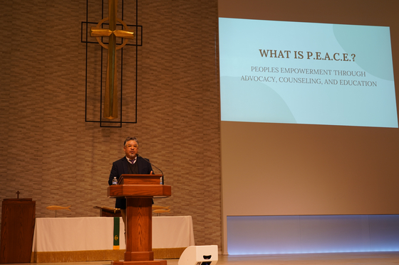  지난 3일 중앙교회에서 열린 비영리단체 피스 출범식에서 데이빗 김 대표가 설립 취지를 설명하고 있다. 