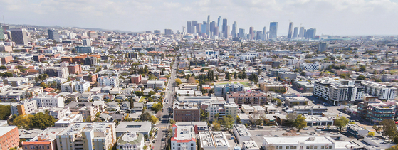 작년 LA한인타운 주택 매매가 2022년 대비 25% 줄었다. 거래 가격도 소폭 하락했다. LA한인타운 주택가. [중앙포토]