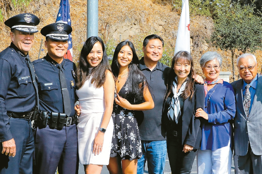 2021년 6월30일 당시 LAPD 수석부국장으로 승진한 그가 배지 수여식에서 마이클 무어 국장(왼쪽)과 함께 가족들과 기념사진을 찍고 있다. 김상진 기자