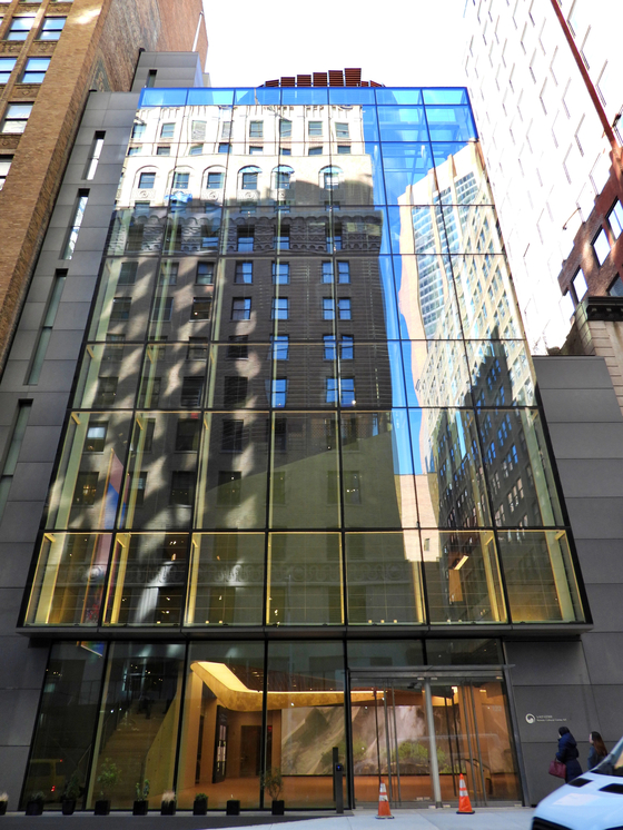 맨해튼 코리아타운 뉴욕한국문화원 신청사(122 E. 32스트리트) 외관. 총 7층 규모로, 통유리와 곡선의 구조를 살려 설계됐다.