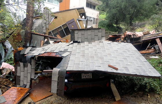지난 5일 로스앤젤레스에서 계속된 폭우로 산사태가 발생해 파괴된 주택의 잔해〈로이터〉