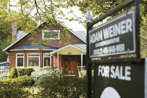 남가주 주민의 주택 구입 여력이 최저치를 기록하면서 100명 중 17명이 집을 살 수 있는 것으로 나타났다. 한 주택 앞에 내걸린 판매 안내판. [로이터]
