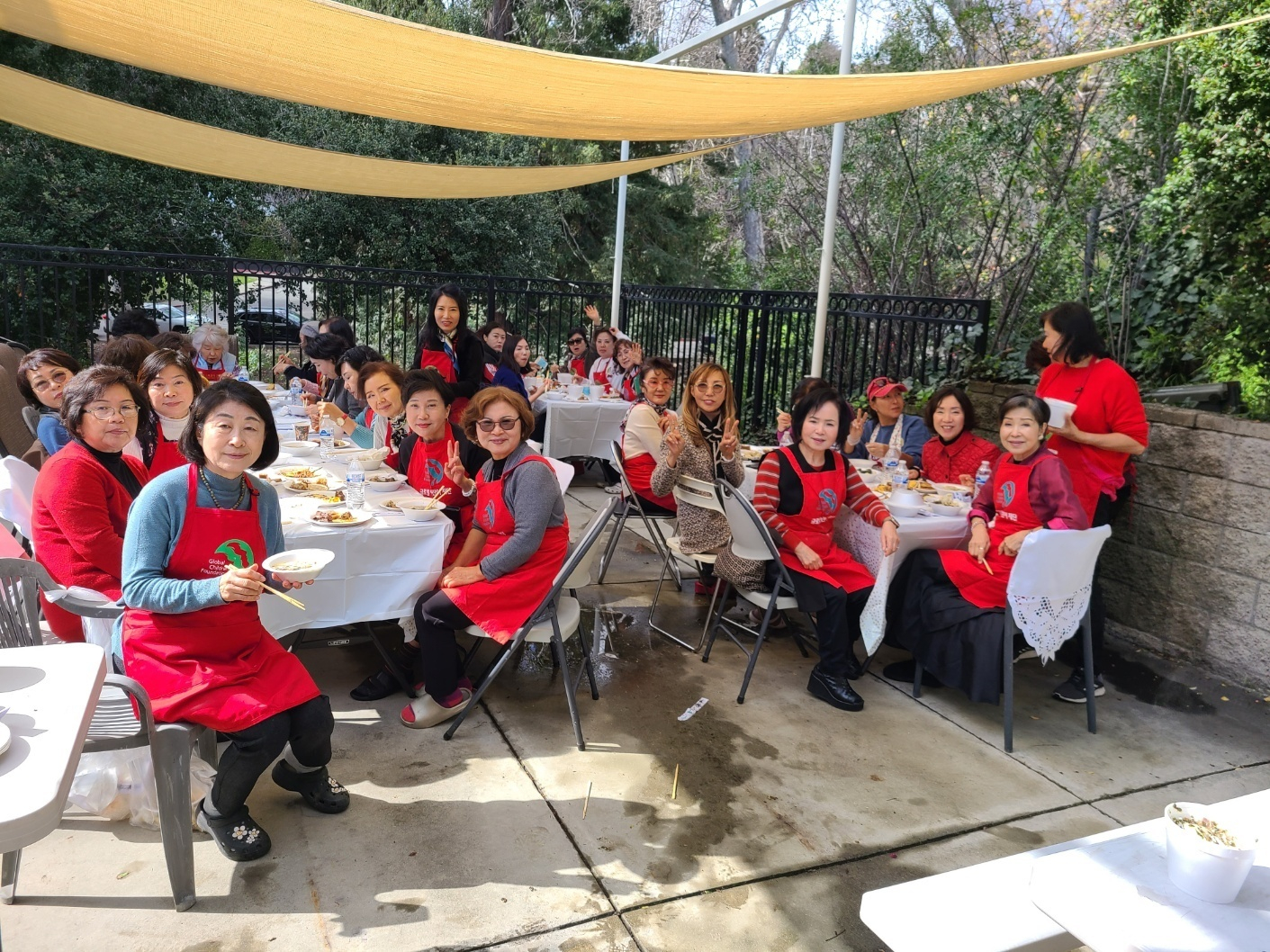 지난 8일 이정희 전 회장 자택에서 모인 글로벌어린이재단 LA지회 회원들이 설날 음식을 만들며 기념촬영하고 있다. [글로벌어린이재단 LA지회 제공]