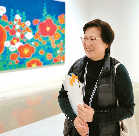 샌디에이고 미술관의 최초 한인 도슨트인 최희봉씨가 한국채색화 전시회에서 한국말로 작품을 설명하고 있다.
