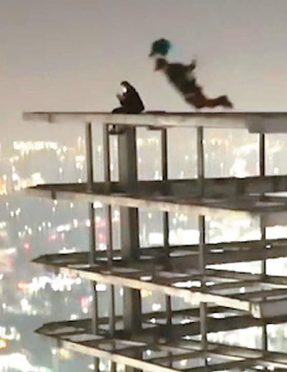 NBC4가 공개한 건물 옥상에서 낙하산을 메고 뛰어내리는 사람들의 모습. [NBC4 캡처]