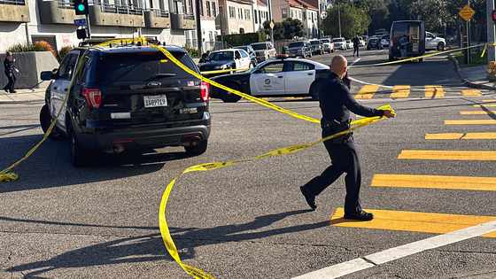 14일 오후 총격사건이 발생한 새미 리 매그닛 초등학교 인근 1가길에 LAPD 경관이 폴리스 라인을 설치하고 있다. 김상진 기자