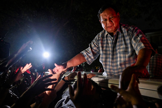 현 인도네시아 국방부 장관이자 대통령 후보 프라보워 수비안토가 지지자들에게 인사하고 있다. [로이터]