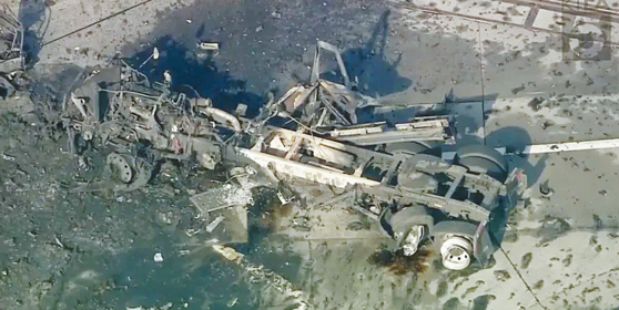 15일 오전 롱비치 인근 윌밍턴 지역에서 가스탱크 폭발 사고가 발생했다. 불에 탄 운반 트럭이 뼈대만 남았다. [ABC7 캡처]
