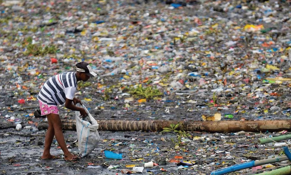 플라스틱으로 인한 환경공해가 심각한 수준을 보이고 있다. 세계 각국은 플라스틱 소비를 줄이는 정책을 실시하고 있지만 폐기물을 매년 증가하고 있다. [로이터]