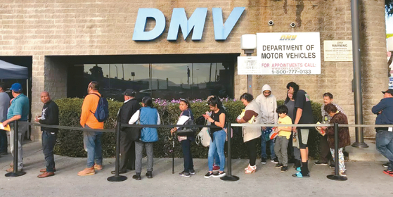 LA다운타운 DMV 앞에서 운전자들이 줄을 서서 차례를 기다리고 있다. 크리스토퍼 레이놀즈 기자