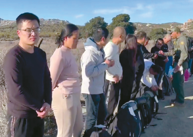 지난 15일 멕시코 국경을 넘어 캘리포니아 소도시 자쿰바 핫스프링스로 밀입국을 시도하다 붙잡힌 중국계 밀입국자들. [폭스뉴스 캡처]