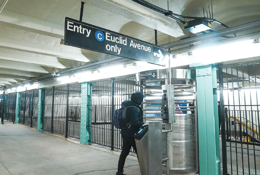 메트로폴리탄교통공사(MTA)는 2026년 중반까지 모든 지하철 역의 형광등을 LED 조명으로 전환하겠다고 밝혔다. 최근 LED 조명으로 바뀐 브루클린 라파예트애비뉴역 출구 전경. [사진 MTA]