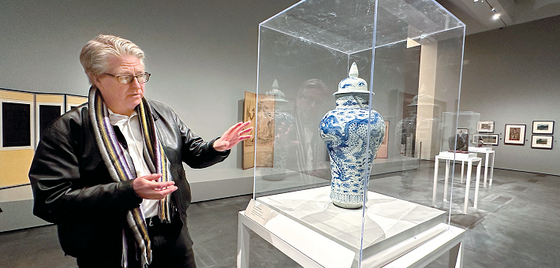 LA카운티미술관 스티븐 리틀 아시아 미술관장이 20일 체스터 장 컬렉션에 대해 설명하고 있다. 김상진 기자