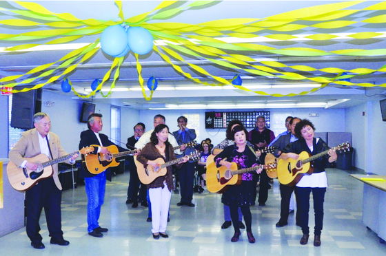 중앙시니어센터 기타반 학생들이 연주를 하고 있다.