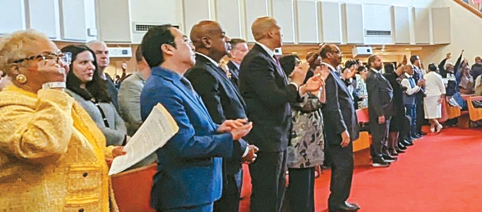 앤디 김(앞줄 왼쪽 두 번째) 연방 하원의원이 지난 25일 흑인교회인 뉴왁 메트로폴리탄 침례교회의 예배시간에 참석자들과 찬송가를 부르고 있다.  [앤디 김 페이스북]