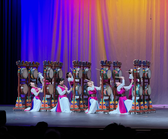 다채로운 타악기로 구성된 ‘북의 향연’ 무대를 열고 있다.