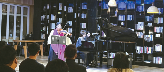 한국 책가옥에서 열린 연주회에서 피아니스트 이영희 씨와 바이올리니스트 한경진 씨가 연주하고 있다.